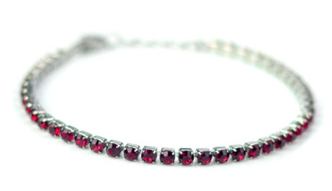 BRACCIALE TENNIS ARGENTATO CON CRISTALLI COLOR RUBINO - maxifarmacia.it